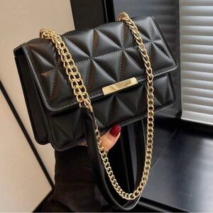 SHEIN Black Quilted Crossbody Bag with Gold Chain